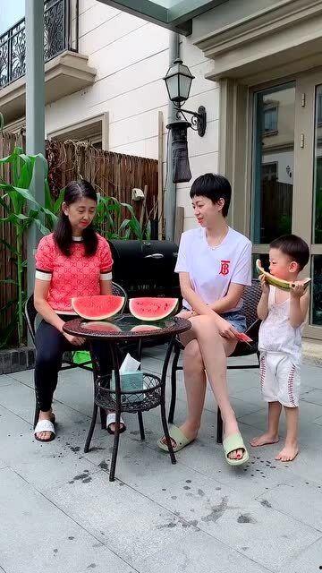 妈妈摔跤婴儿吃瓜