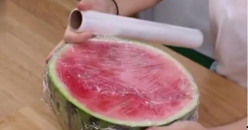 农村大娘吃瓜图片