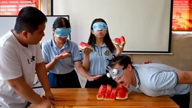 亲子蒙眼吃瓜比赛