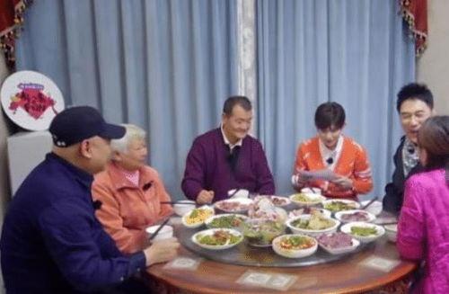 全家戴凳子吃瓜